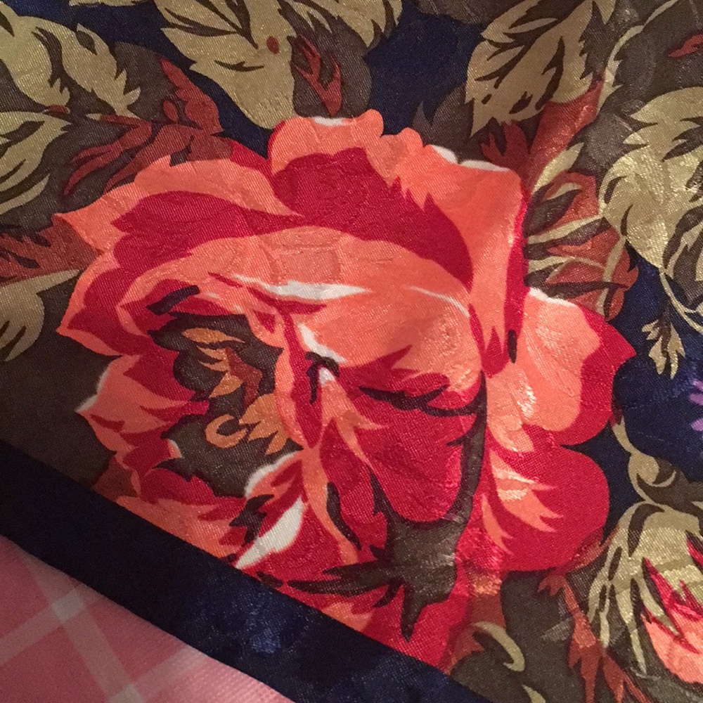🎈SALE🎈🧣SCARF #3 “VIVID ROSES”🧣 - Picture 3 of 9